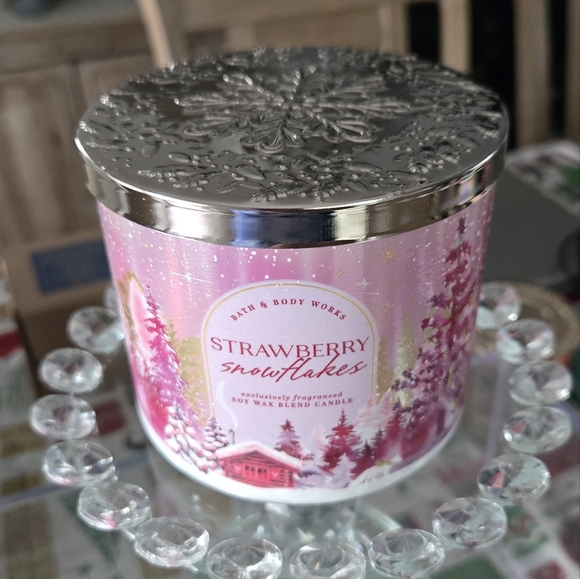 Strawberry Snowflakes Bath & Body Candle - Picture 9 of 9